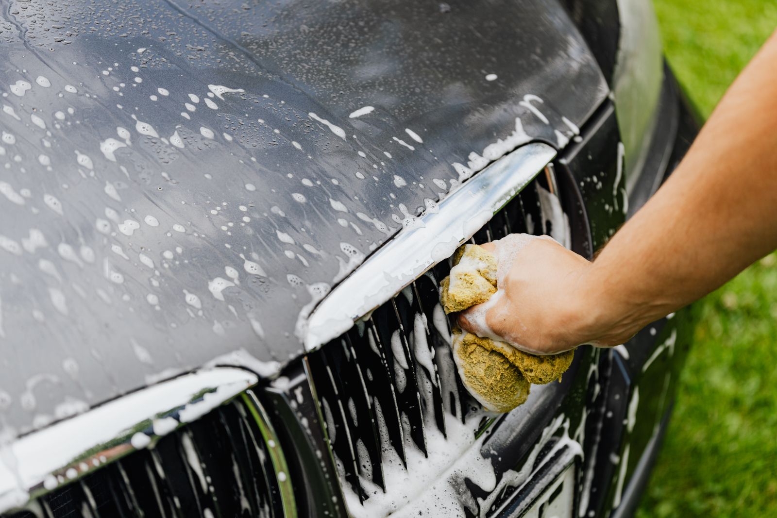 Lavage manuel méthodique d’une voiture